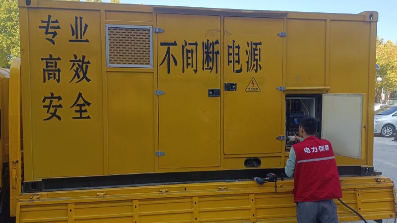 清原柴油发电机组和UPS电源配合使用时，如何避免切换过程中的电力中断？